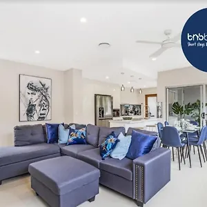 Villa Park Avenue Luxe Townhouse Brand New Sleeps 9, Brisbane